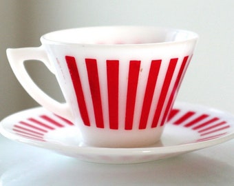 Tasse à thé et soucoupe Hazel Atlas Red Candy Stripe