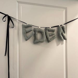 Guirlanda personalizada com nome fofo - Faixa de tecido feita à mão - Decoração infantil personalizada feita à mão - Faixa com letras fofas - Presente de parede para quarto de bebê e chá de bebê