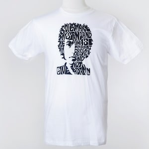 Camiseta Bob Dylan | Camiseta gráfica com serigrafia e citação impressa à mão