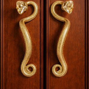 Manijas de puerta de serpiente de latón macizo: herrajes para gabinetes de cocina hechos a mano