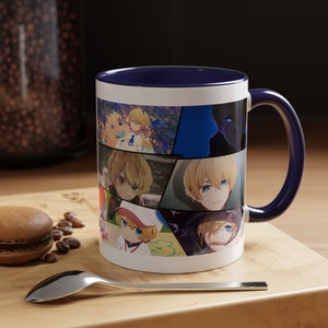 Może przedstawiać: Biały kubek ceramiczny z niebieskim rantem i uchwytem. Kubek przedstawia kolaż postaci anime o blond włosach. Postacie są ułożone w siatkę z różnymi tłami.