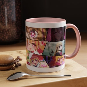 Może przedstawiać: Biały kubek ceramiczny z różowym rantem i uchwytem. Kubek przedstawia kolorowy kolaż postaci anime z dużymi oczami i jaskrawymi kolorami.