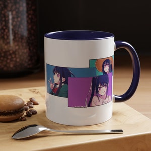 Może przedstawiać: Biały kubek ceramiczny z niebieskim rantem i uchwytem. Kubek przedstawia kolorową ilustrację anime młodej kobiety z długimi czarnymi włosami. Tekst "チックタック" jest nadrukowany na spodzie kubka.