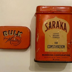 Puede incluir: Una tabla de cortar de madera hecha a mano con un acabado natural y borde sin tratar, mostrando la veta de la madera. Mide aproximadamente 45 cm de largo y 30 cm de ancho.