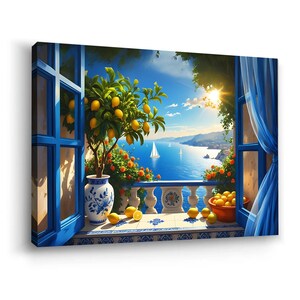 Peut inclure: Impression sur toile vibrante repr&eacute;sentant une sc&egrave;ne c&ocirc;ti&egrave;re ensoleill&eacute;e. Un citronnier dans un vase bleu et blanc sur un balcon surplombe une mer bleue avec des voiliers. La sc&egrave;ne est encadr&eacute;e par des fen&ecirc;tres et des rideaux bleus, avec un bol de citrons.