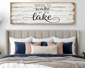 Mieux vaut se réveiller au bord du lac | Décoration de toile Lakehouse | Panneau de lac personnalisé | Décoration murale en forme de maison de campagne | Art mural cadeau maison du lac
