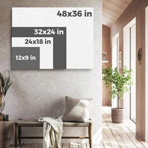 Peut inclure: Une toile blanche avec les dimensions 122x91 cm, 81x61 cm, 61x46 cm et 30x23 cm, affich&eacute;e sur un mur. La toile est dans un cadre int&eacute;rieur moderne avec un banc, un oreiller et une plante en pot.