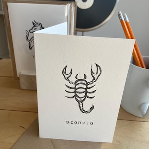 Signo zodiacal Escorpio - Tarjeta de linograbado y tipografía de Escorpio - hecha a mano por encargo