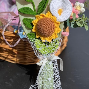Handgemaakt gehaakt boeket met zonnebloem en calla lelie