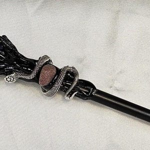 Varita de madera artesanal con punta de cristal: amatista, jaspe rojo u ónix negro