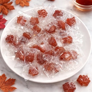 Authentieke Canadese esdoornbladsnoepjes: echte ahornsirooptraktaties, druppels