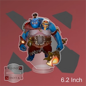 Puede incluir: Una figura de personaje Dota 2 azul y marrón con dos cabezas y un garrote. La figura mide 15,7 cm de alto y se coloca sobre una base de acrílico transparente.