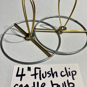 Puede incluir: Dos portal&aacute;mparas de vela con clip empotrado de 10 cm. Los portal&aacute;mparas son de metal y tienen un acabado dorado. Los portal&aacute;mparas est&aacute;n dise&ntilde;ados para ser utilizados con bombillas de vela empotradas.