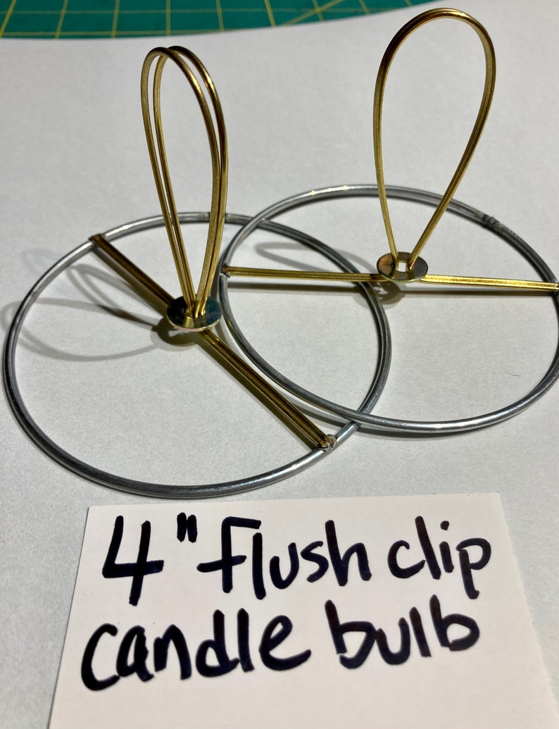 Puede incluir: Dos portal&aacute;mparas de vela con clip empotrado de 10 cm. Los portal&aacute;mparas son de metal y tienen un acabado dorado. Los portal&aacute;mparas est&aacute;n dise&ntilde;ados para ser utilizados con bombillas de vela empotradas.