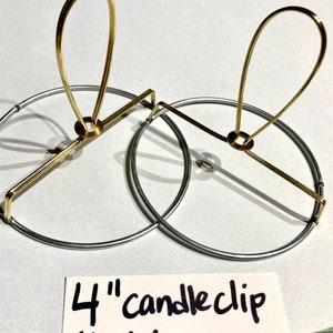 Puede incluir: Dos clips para velas de oro con una ca&iacute;da de 1,27 cm. Los clips tienen un di&aacute;metro de 10,16 cm.