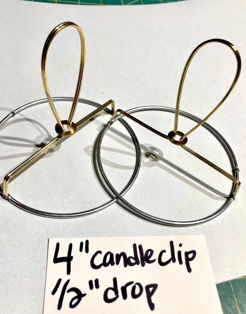 Puede incluir: Dos clips para velas de oro con una ca&iacute;da de 1,27 cm. Los clips tienen un di&aacute;metro de 10,16 cm.