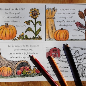 Può includere: Quattro biglietti illustrati a tema autunnale. Ogni biglietto presenta immagini disegnate a mano di zucche, girasoli, un uccello, una cornucopia e un fienile. I biglietti includono versetti biblici sul ringraziamento, con matite colorate appoggiate sopra.