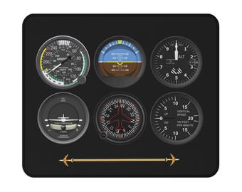 Puede incluir: Una alfombrilla de ratón rectangular negra que presenta seis instrumentos de vuelo de avión, incluyendo un velocímetro, horizonte artificial, altímetro, coordinador de giro, indicador de rumbo y variómetro con un gráfico de avión dorado.
