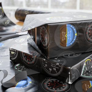 Papier cadeau aviation - Design de tableau de bord avion sur noir, emballage cadeau pilote, papier cadeau amateur d'avion, cadeau d'anniversaire sur le thème de l'avion,