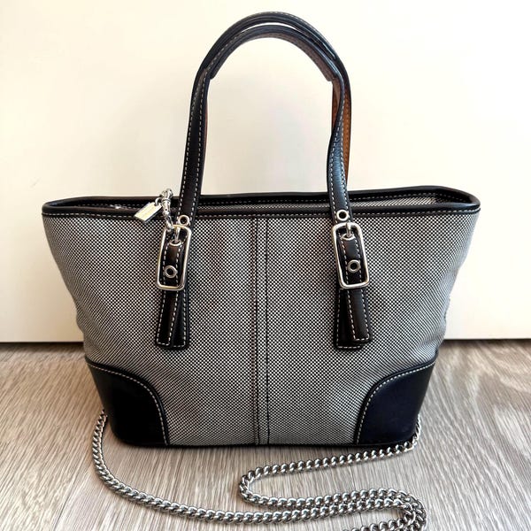 COACH Vintage Mini Market-väska med svart läderdetaljer och silverfärgad kedjerem från Coach - Modell 9557