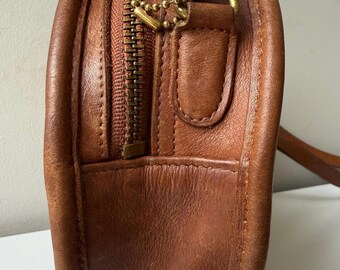 ショルダーバッグ old coach canteen vintage shoulder bag Vintage COACH 1980s Chester Canteen Crossbody Bag 9901 Navy Blue