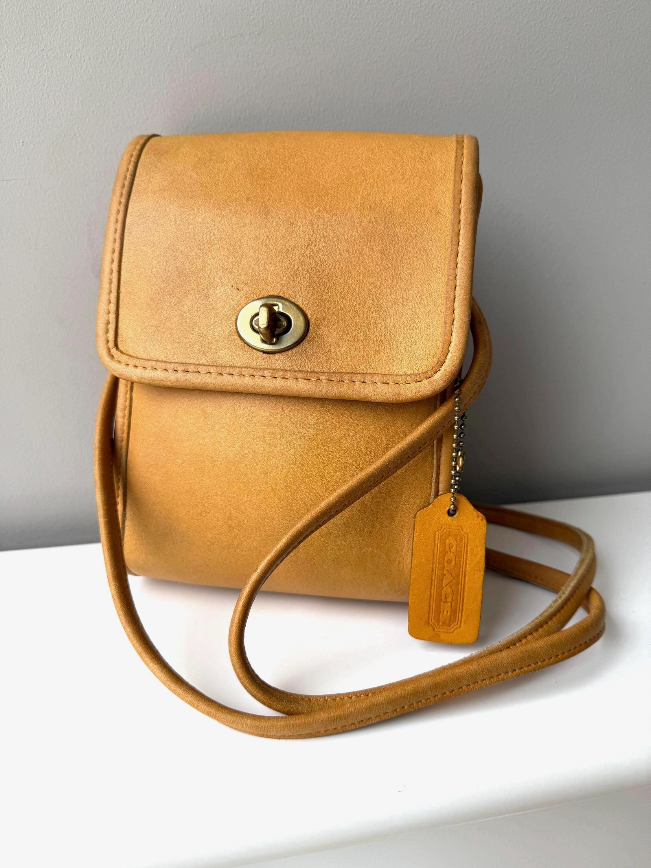 バッグ Rare Color Vintage Coach Yellow Day Pack Coach Yellow Backpack Daypack Turn Lock Vintage simple rare