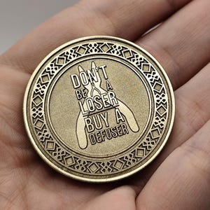 &quot;Counter-Strike 2 &quot;&quot;Don&#39;t be a loser,buy a Defuser&quot;&quot; 40 mm Challenge Coin aus Messing.&quot;