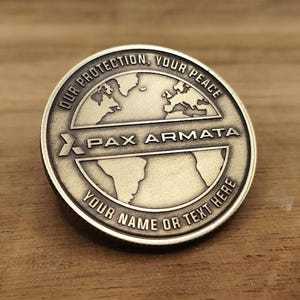 Könnte beinhalten: Eine runde, bronzefarbene Münze mit dem Text "OUR PROTECTION, YOUR PEACE" und "PAX ARMATA", die eine Weltkarte umgeben. Auf der Unterseite der Münze steht "YOUR NAME OR TEXT HERE".