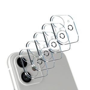 Può includere: Un set di cinque protezioni per obiettivo della fotocamera trasparenti per uno smartphone. Le protezioni sono impilate l'una sull'altra, con la protezione inferiore che copre l'obiettivo della fotocamera di uno smartphone bianco.