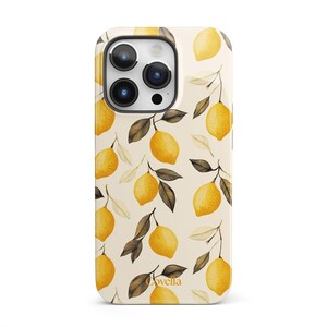 Può includere: Una custodia bianca per iPhone con un motivo di limoni gialli e foglie verde scuro. La custodia ha la scritta "Covella" stampata sul fondo.