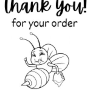 Può includere: Disegno in bianco e nero di un'ape di cartone animato con un'espressione felice, che tiene una piccola borsa. Il testo "thank you! for your order" è sopra l'ape.