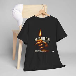 Camiseta gráfica de llamas, cita motivacional, mantén el fuego encendido, ropa inspiradora, edición negra, unisex, ropa para niños, suéteres con capucha.