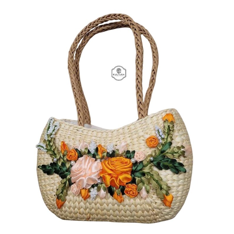 Pu&ograve; includere: Borsa tote in paglia intrecciata con manici intrecciati. La borsa &egrave; decorata con un motivo floreale con rose in nastro di raso arancione, pesca e bianco, foglie verdi e piccoli accenti di perle bianche. La borsa ha la scritta "KULTURA".