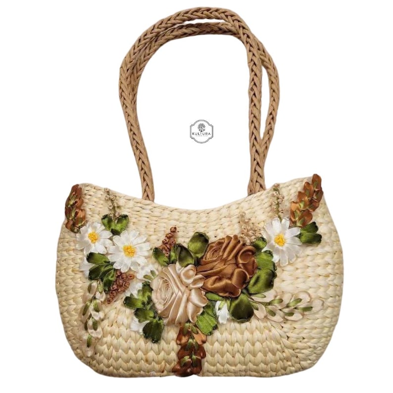 Pu&ograve; includere: Borsa a mano in paglia intrecciata con manico intrecciato. La borsa &egrave; decorata con margherite bianche, rose marroni e crema e foglie verdi. La borsa ha la scritta "KULTURA".