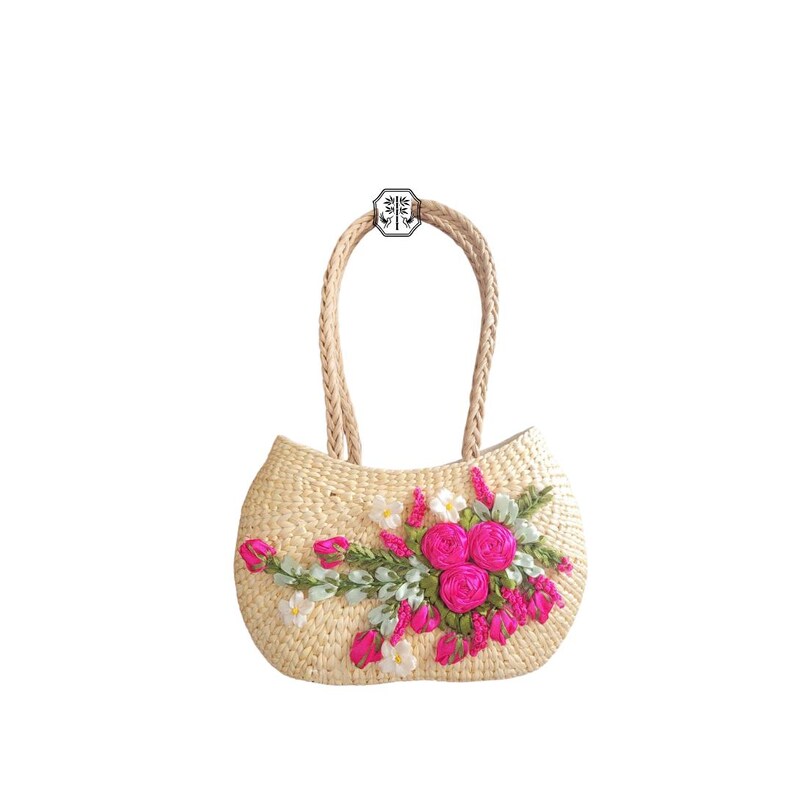 Pu&ograve; includere: Una borsa a mano in paglia intrecciata con manici intrecciati. La borsa &egrave; decorata con un motivo floreale con rose rosa, fiori bianchi e foglie verdi. La borsa ha una forma arrotondata e un colore beige chiaro.