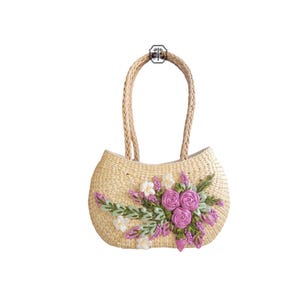 Pu&ograve; includere: Borsa a mano in paglia intrecciata con manici intrecciati. La borsa &egrave; decorata con una composizione floreale di rose rosa, fiori bianchi e foglie verdi. La borsa &egrave; di colore beige chiaro e ha una forma curva.