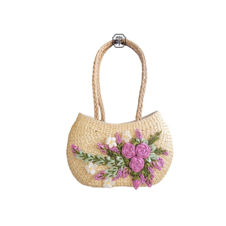 Pu&ograve; includere: Borsa a mano in paglia intrecciata con manici intrecciati. La borsa &egrave; decorata con una composizione floreale di rose rosa, fiori bianchi e foglie verdi. La borsa &egrave; di colore beige chiaro e ha una forma curva.