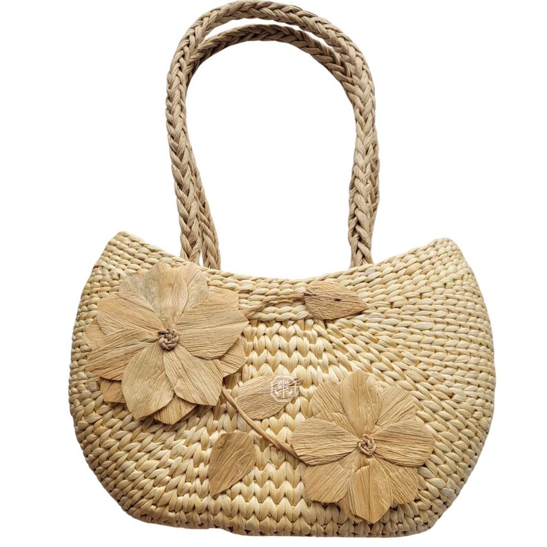 Pu&ograve; includere: Una borsa tote in paglia intrecciata con manici intrecciati e abbellimenti floreali. La borsa presenta due grandi applicazioni floreali a strati e un piccolo accento a forma di foglia. Il colore beige naturale e la trama strutturata le conferiscono un'estetica rustica ed estiva.