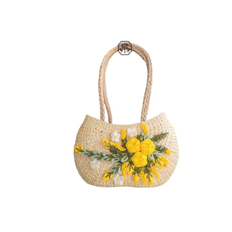 Pu&ograve; includere: Borsa a mano in paglia intrecciata con manici intrecciati. La borsa &egrave; decorata con rose gialle ricamate, fiori bianchi e foglie verdi. La borsa ha una forma curva e un colore naturale.