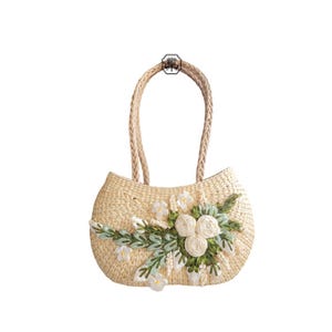 Pu&ograve; includere: Una borsa a mano in paglia intrecciata con manico intrecciato. La borsa &egrave; decorata con ricami floreali bianchi e verdi. La borsa ha una forma arrotondata e un colore naturale, perfetta per trasportare l'essenziale.