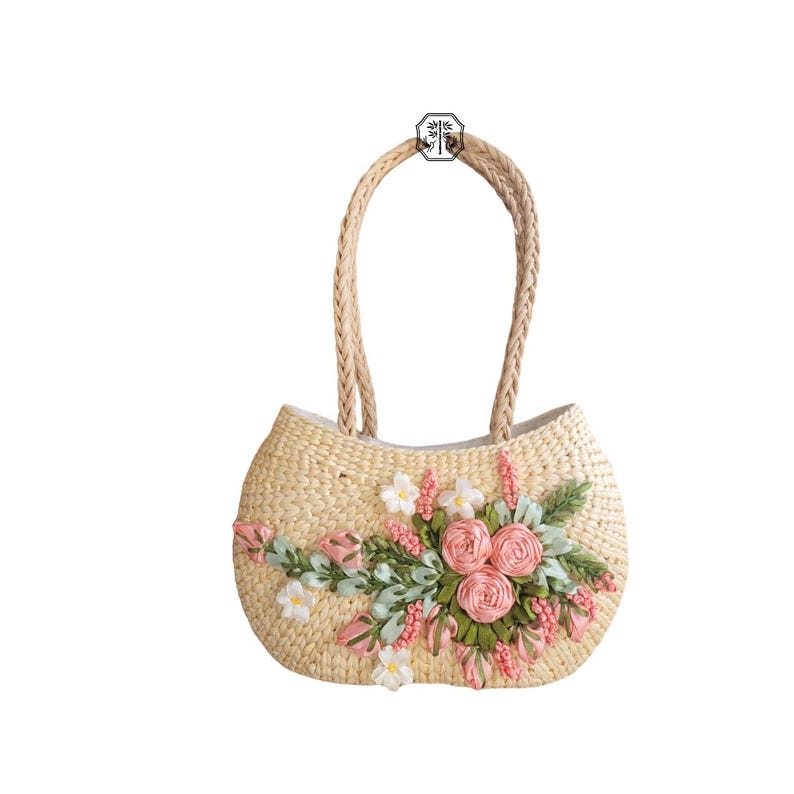 Pu&ograve; includere: Una borsa tote in paglia intrecciata con manici intrecciati. La borsa &egrave; decorata con una composizione floreale di fiori in tessuto rosa, bianchi e verdi. La borsa ha una forma arrotondata e un colore beige chiaro.