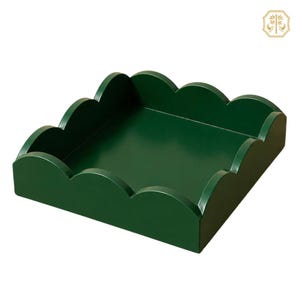 Könnte beinhalten: Ein quadratisches, dunkelwaldgrünes Tablett mit einem gewellten Randdesign an allen vier Seiten. Das Tablett hat eine glatte, einfarbige Oberfläche mit einem flachen Boden und erhöhten, geschwungenen Wänden, die ein wellenförmiges Muster bilden.