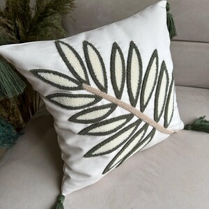 Capa de almofada bordada com tema de natureza e árvore minimalista PUNCHY, perfeita para espaços simples