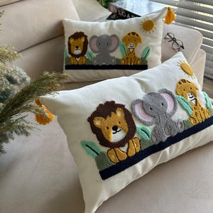 Cojín de Safari con diseño de animales: bordado a mano, decoración de la jungla, ideal para habitación infantil, con un adorable león, elefante y guepardo.