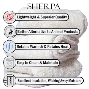 Może przedstawiać: Biały koc z tkaniny sherpa z tekstem: "SHERPA", "Lekki i wysokiej jakości", "Lepsza alternatywa dla produkt&oacute;w pochodzenia zwierzęcego", "Utrzymuje ciepło i zatrzymuje ciepło", "Łatwy w czyszczeniu i konserwacji" oraz "Doskonała izolacja, odprowadzanie wilgoci".
