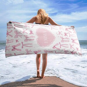 Toalla de playa personalizada con lazo rosa, regalo coqueto personalizado imagen 2