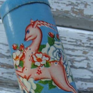 Een prachtige ongebruikte Vintage Kitsch White Gardenia Bath Crystals Cardboard Still Sealed Box Pink en Robin Blue Fancy Deer