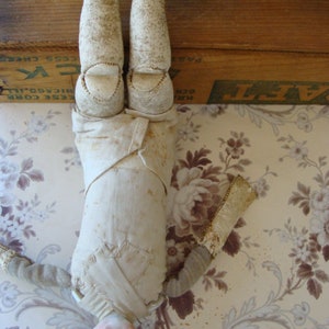 Antique Sawdust Leather Body German Doll Perfect for Farmhouse or White Decor bild 6
