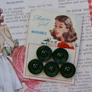 Antique Glamor Girl 1940s Emerald Button set on Original Card with 5 cent Price tag