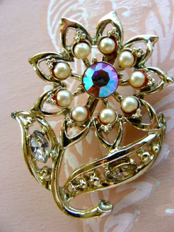 Pretty Vintage Rhinestone and Pearl Brooch